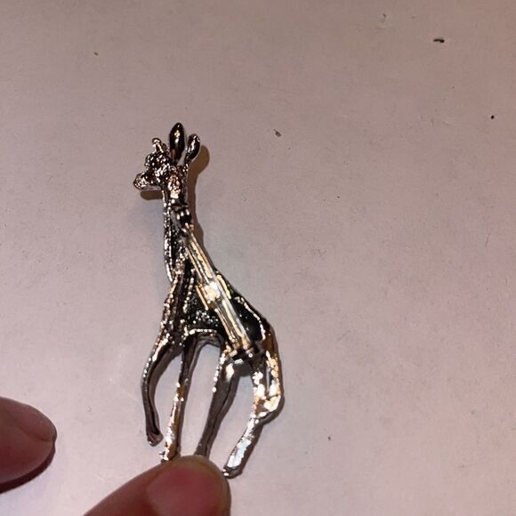 Giraffe silver tone brooch  - Picture 4 of 7